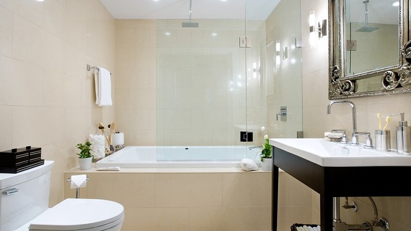 Коричнева плитка у ванній: фото бежева ванна