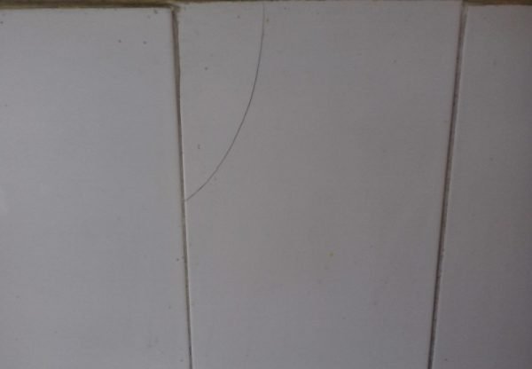 Чому тріскається плитка у ванній на стіні — причини і усунення тріщин (відео, фото)