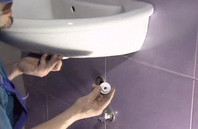 Установка раковини у ванній кімнаті своїми руками: стандарти висоти і інших розмірів