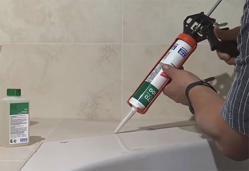 Протікає вода між ванною і стіною, як виправити проблему