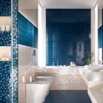 Фото плитка у ванній з малюнком: красива синя