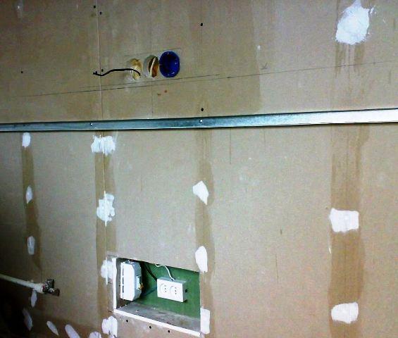 Як клеїти плитку у ванній своїми руками