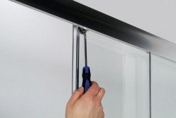 Заміна фурнітури в душовій кабіні: встановлюємо ролики і ущільнювач самостійно