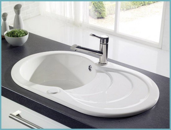 Підбираємо керамічну мийку для кухні