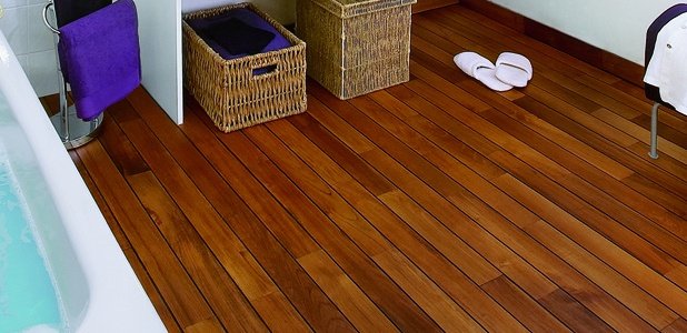 Що покласти на деревяну підлогу у ванній, яке покриття краще