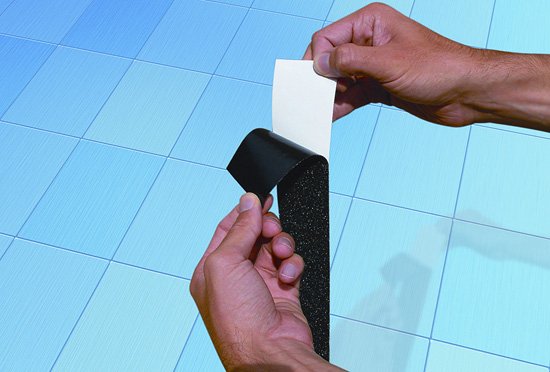 Плінтус для ванної, які бувають види та правила вибору