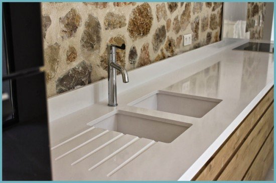 Розбираємося з мийками з штучного каменю для кухні