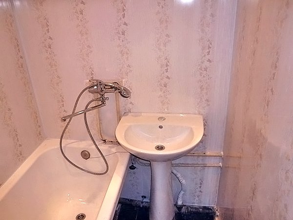 Стінові панелі для ванної кімнати: переваги і недоліки, різновиди і самостійний монтаж