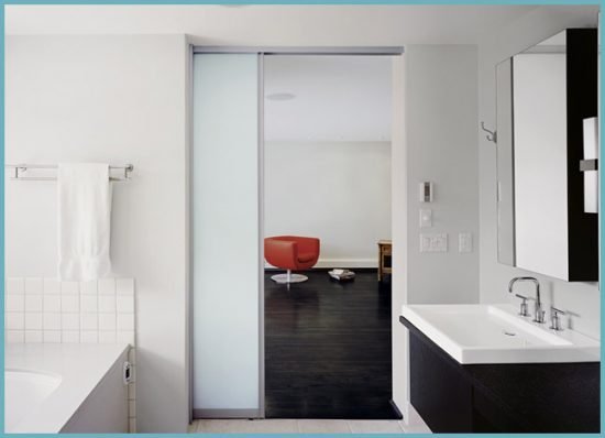 Установка розсувних скляних дверей у ванній і туалеті