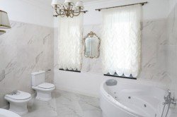 Мармурова плитка: багатство і розкіш у ванній кімнаті