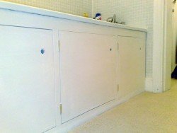 Як і чим закрити простір під ванною