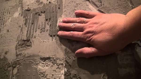 Відвалилася плитка у ванній, ніж приклеїти і що робити — відео і фото