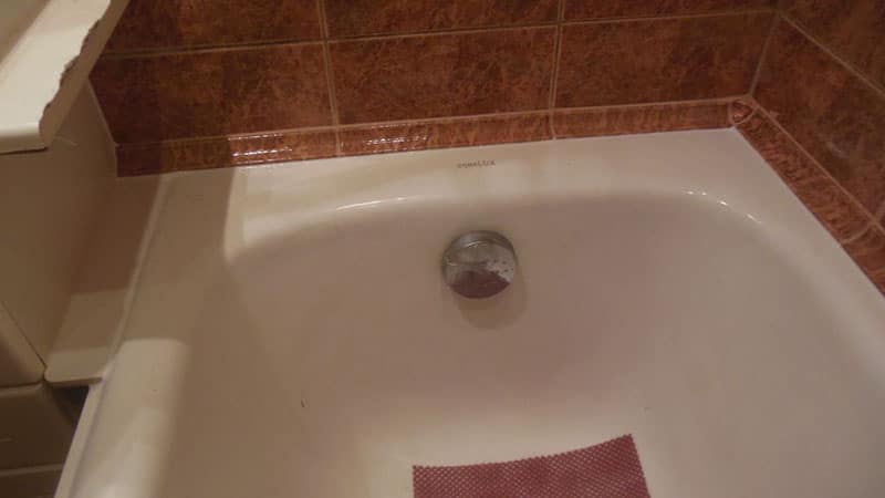 Як і чим закрити щілину між ванною і стіною