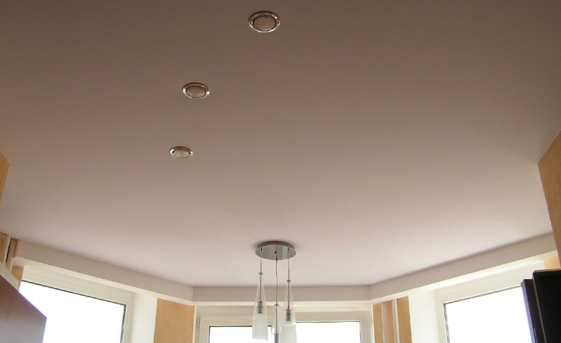 Дизайн та оздоблення стелі: гіпсокартон, шпалери, натяжні стелі