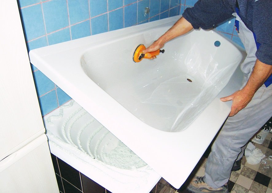 Акриловий вкладиш у ванну: плюси, вартість і технологія установки