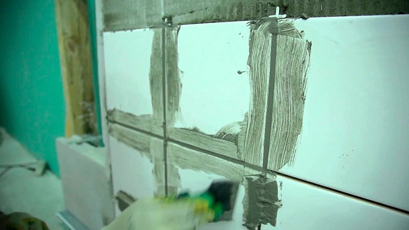 Як клеїти плитку на стіну правильно