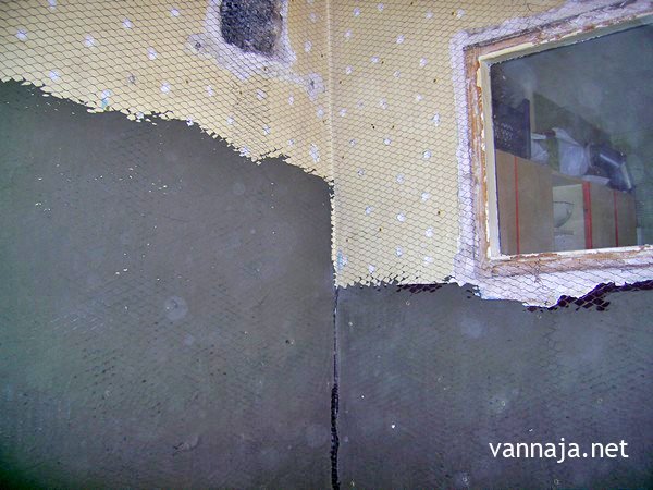 Як укладати плитку у ванній: технологія та особливості облицювання стін