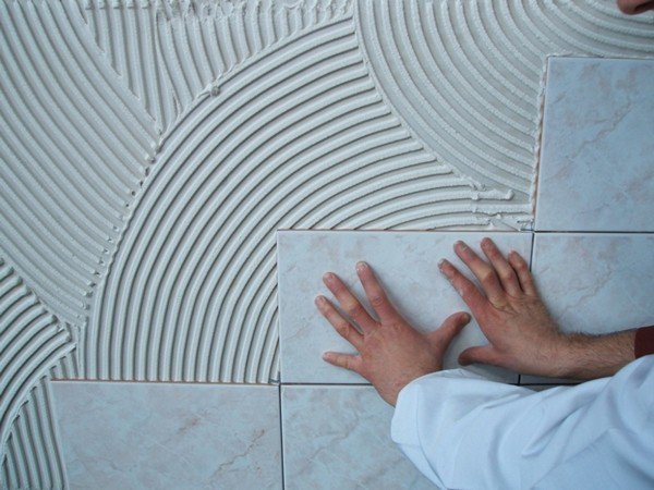 Клей для плитки у ванній: різновиди клейового складу і який краще вибрати