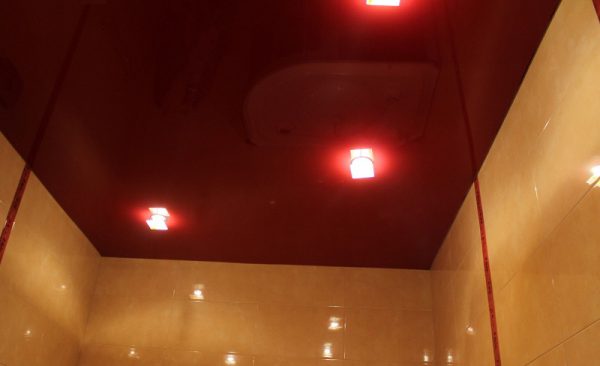 Чи можна робити у ванній кімнаті натяжна стеля — який краще, плюси і мінуси (відео, фото)