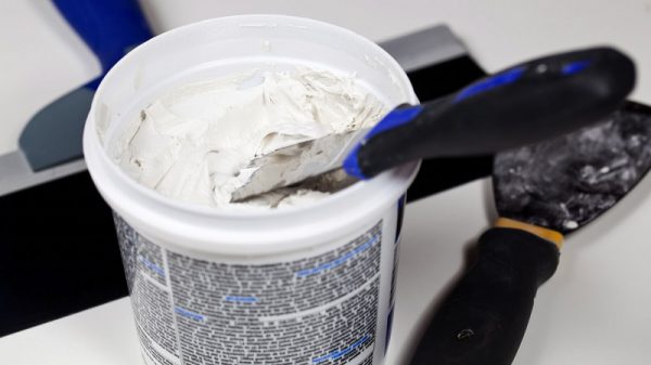 Яка шпаклівка краще для ванної кімнати під фарбування — яку вибрати для стелі та стін (фото і відео)