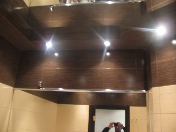 Дзеркальна стеля у ванній кімнаті — плюси і мінуси (фото, відео)