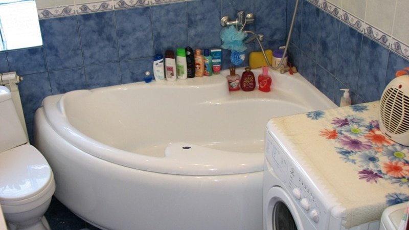 Кутова ванна: фото дизайну інтерєру