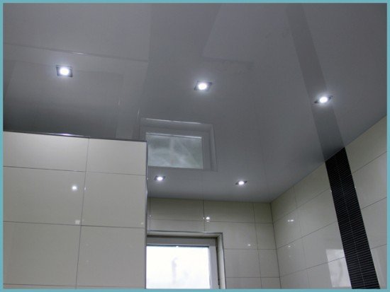 Натяжні стелі у ванній кімнаті: розбираємо плюси і мінуси