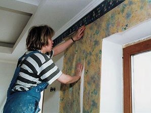 Як клеїти вінілові шпалери на флізеліновій основі