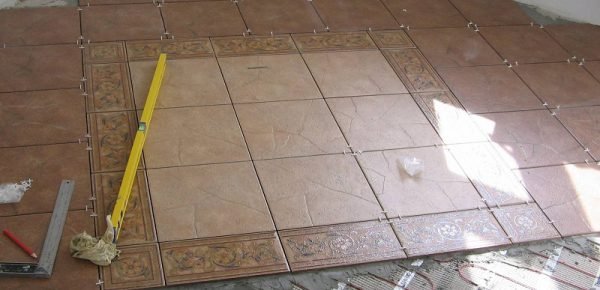 Як зробити підлогу у ванній кімнаті своїми руками — покрокове відео та фото