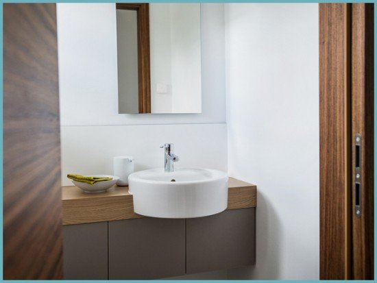 Вибираємо маленьку раковину у ванну або туалет