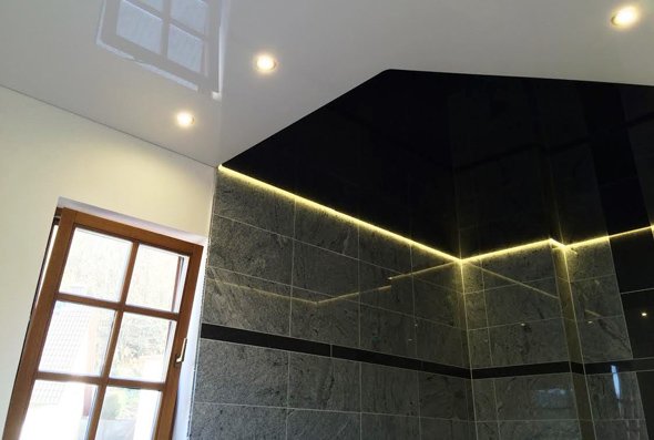 Натяжні стелі у ванній кімнаті: розбираємо плюси і мінуси