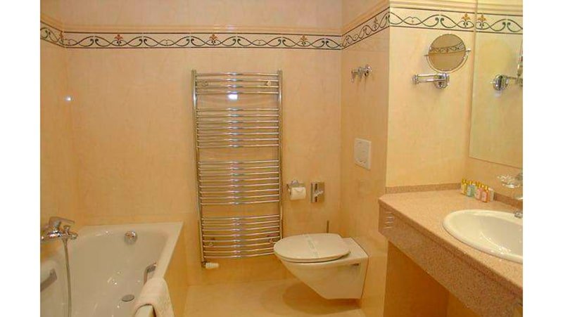 Коричнева плитка у ванній: фото бежева ванна