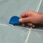 Як видалити затірку зі швів плитки