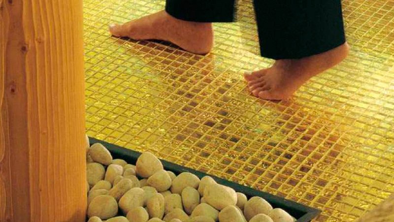 Золота плитка для ванної кімнати: нетипової дизайн