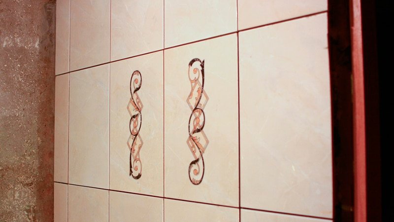 Як клеїти плитку на стіну правильно