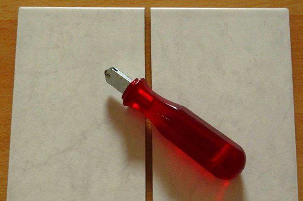 Як і чим краще різати керамічну плитку в домашніх умовах — відео і фото