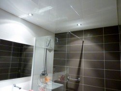 Натяжні стелі у ванній кімнаті: розбираємо плюси і мінуси