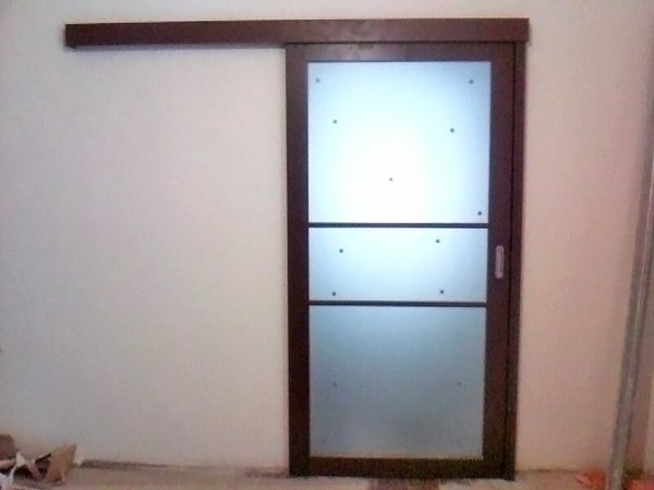 Двері у ванну розсувні: різновиди та особливості їх встановлення