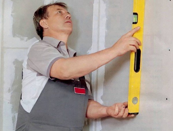 Як і чим вирівняти стіни у ванній кімнаті під плитку — покрокове відео та фото