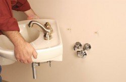 Розбираємося, як правильно закріпити раковину на стіні