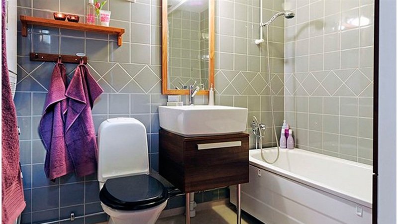 Фото плитка у ванній з малюнком: красива синя