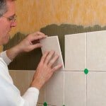 Як класти плитку на стіну у ванній