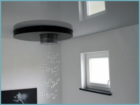 Натяжні стелі у ванній кімнаті: розбираємо плюси і мінуси