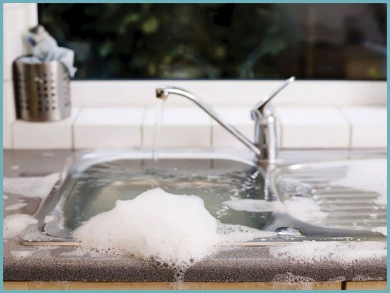 Як самостійно усунути засмічення в раковині (мийці або трубі) на кухні