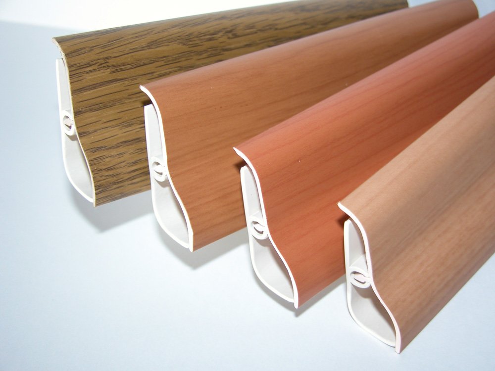 Плінтус для ванної, які бувають види та правила вибору