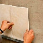 Як клеїти плитку на стіну правильно