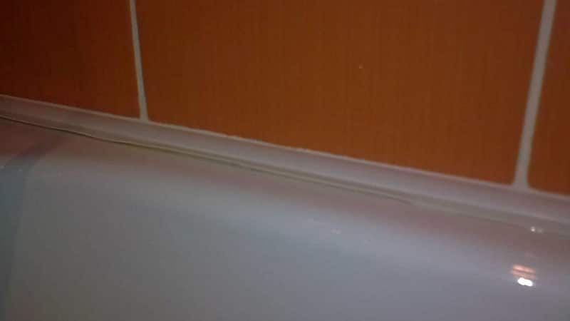 Як і чим закрити щілину між ванною і стіною