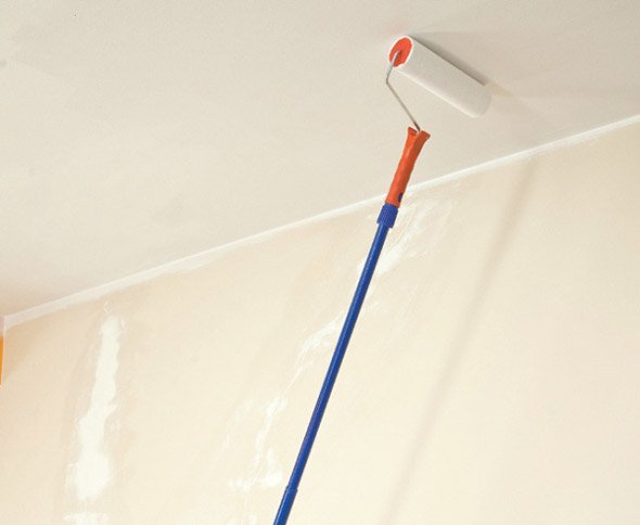 Яким валиком фарбувати стелю у ванній кімнаті