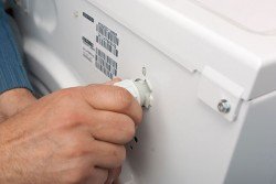 Підключення пральної машини до водопроводу і каналізації: корисні поради