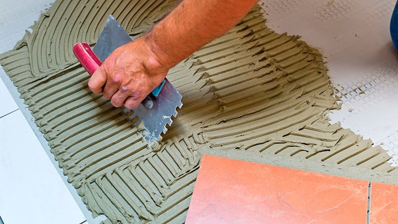 Як класти плитку на підлогу у ванній